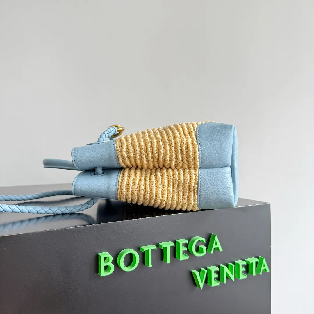Batch 1960 Bottega Veneta's new SmallAndiamo | 🌞The best solution for summer relaxation! 🌾 Straw + leather splicing, natural materials collide with exquisite craftsmanship, and it has a sense of relaxation during the southern French holiday. It is suitable for daily commuting and weekend vacations. It is very stylish when you carry it with you. 💼 The practical capacity is amazing. It can easily store mobile phones, card holders, and powder compacts. The top opening and closing design makes it easy to access items and protects privacy. The whole is not redundant or cramped. It is a concrete interpretation of "less is more"! Unique woven texture + iconic gold buckle, low-key and high-end recognition, take it to the streets and turn heads when you put it on your back, as if you have brought lazy fashion into your life. BV’s new season aesthetics, fashionable and refined, come and take away this sense of relaxation~SmallAndiamo will become a high-end symbol in your style wardrobe that will never fade! Style number: 827478 (743568) Size: 25*20*10cm